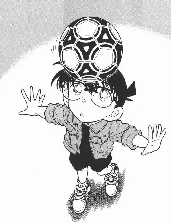 Conan chibi đứng dang tay, đầu đội quả bóng đá như đạo cụ vui nhộn. Tỉ lệ đầu to, thân nhỏ, nét viền sạch và đơn giản.