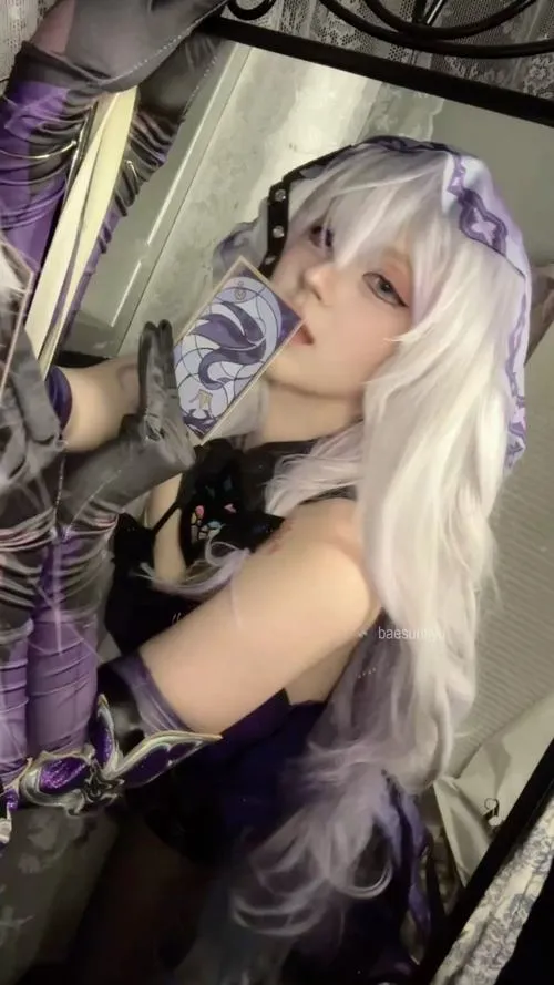 Gái đẹp hóa thân anime trang phục cosplay hentai nghệ thuật