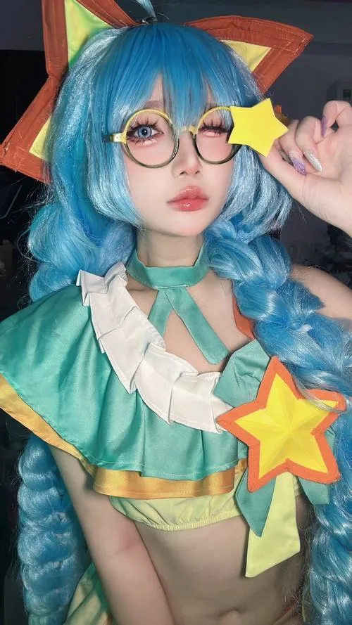 Vibe truyện tranh lan tỏa từ cosplay anime gợi cảm