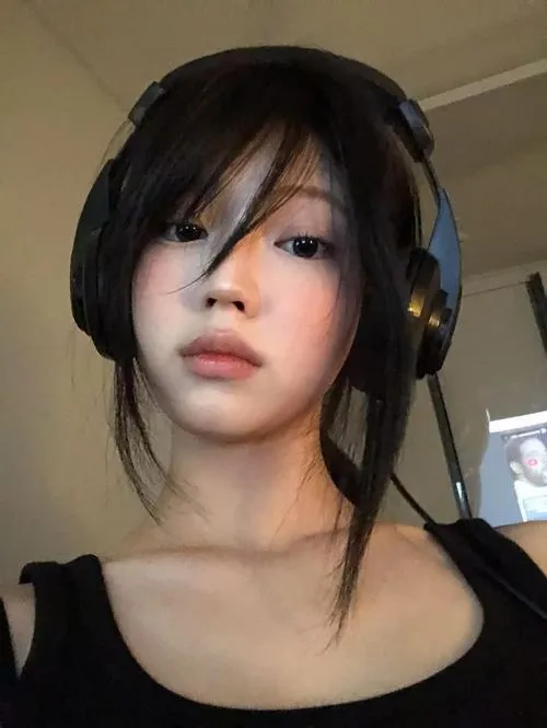 Gái xinh với gương mặt nét cute và đôi mắt trong veo