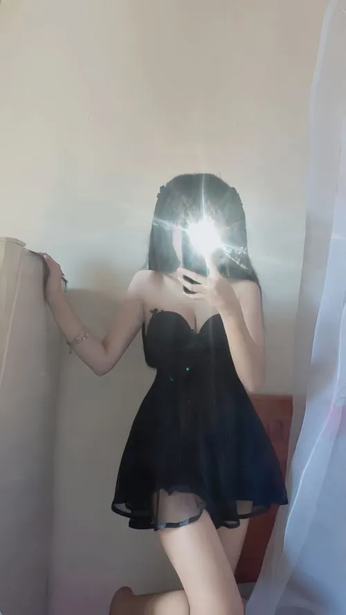 Cô gái đẹp chọn váy theo độ dài váy phù hợp