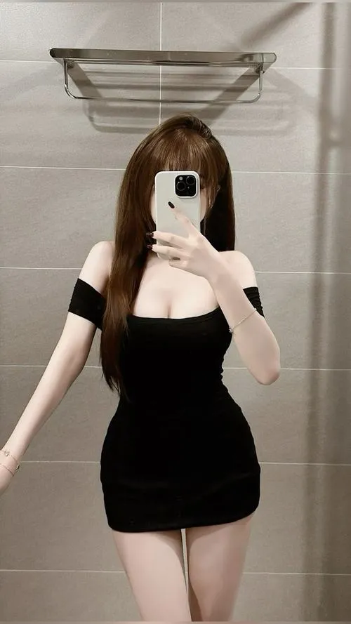 Thiếu nữ trẻ diện váy công sở thanh lịch cuốn hút