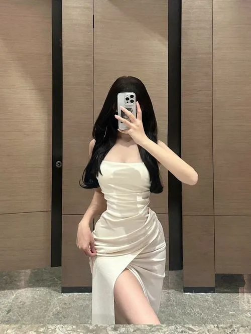 Thiếu nữ trẻ diện váy mang vẻ dễ thương rất riêng