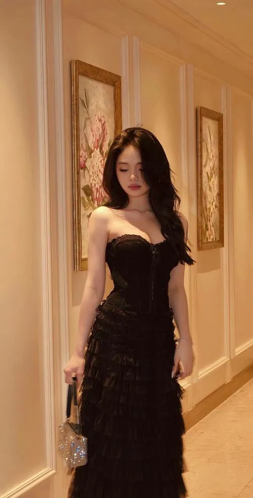 Cô gái đẹp phối váy bằng cách phối đồ nghệ thuật