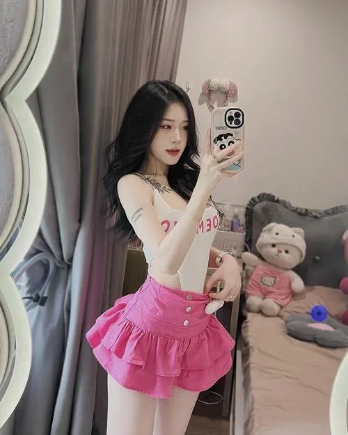 Thiếu nữ trẻ mặc váy maxi tạo phong thái thanh lịch