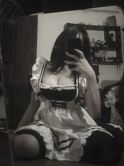 Ảnh cosplay hầu gái sexy với ánh mắt mê hoặc