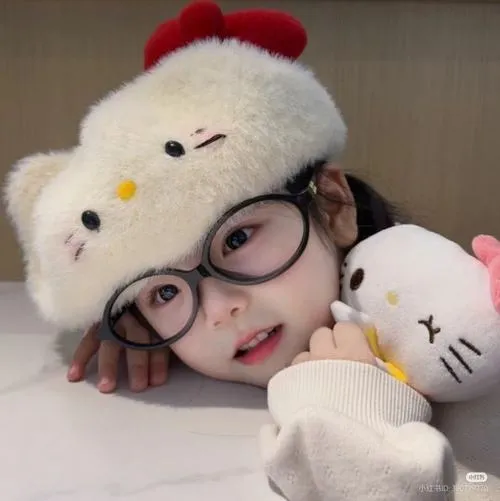 Đôi cánh lông mềm ôm trọn em bé trong khung hình