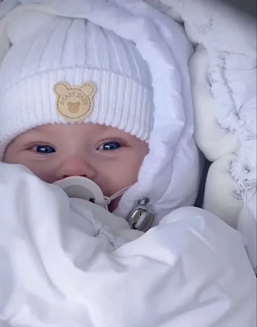 Ánh sáng dịu làm nổi bật nụ cười trong veo của em bé