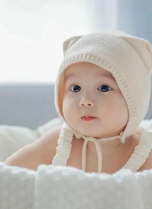 Hình ảnh em bé gợi liên tưởng tới thiên thần đầy cảm xúc