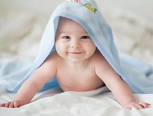 Ảnh em bé tựa thiên thần trong không gian bồng bềnh ánh sáng