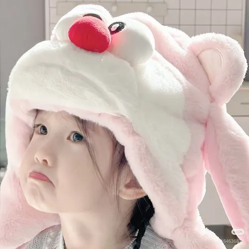 Thiên thần hiện diện qua đôi cánh và ánh sáng