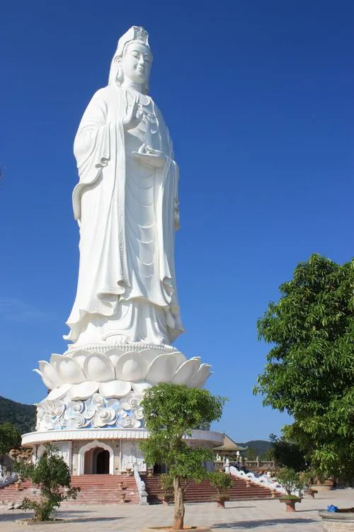 Tranh Đại Từ Đại Bi Quán Thế Âm Bồ Tát với gương mặt hiền từ trầm tĩnh