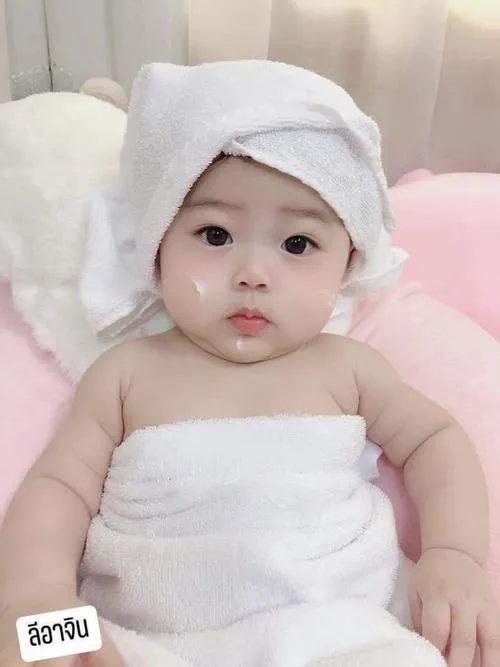 Hào quang mảnh tỏa quanh gương mặt trong veo