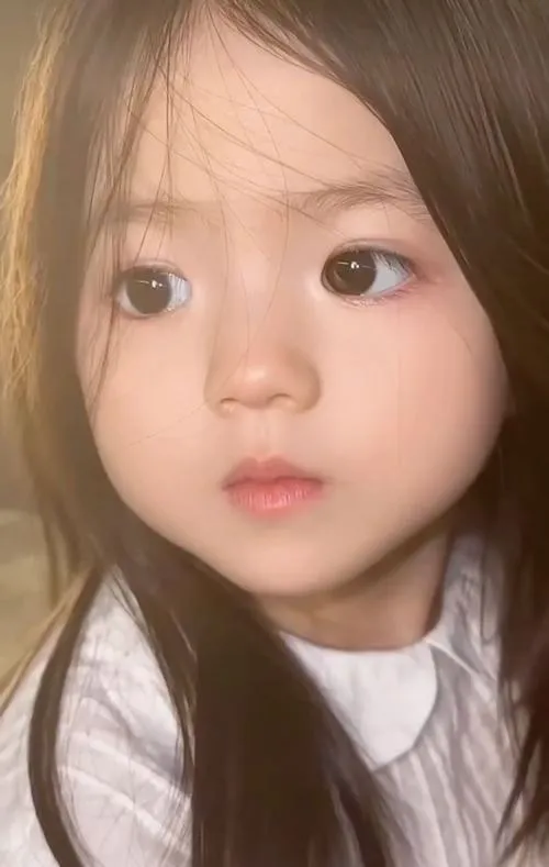 Cánh lông mềm nhìn muốn chạm tạo cảm giác bồng bềnh