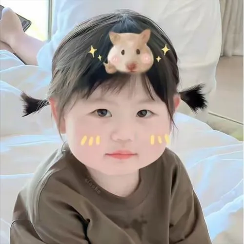 Ánh sáng dịu nhẹ bao quanh gương mặt em bé