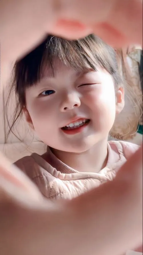 Chỉ cần đúng ánh sáng, ảnh em bé đẹp như thiên thần tự nhiên hiện ra rõ ràng