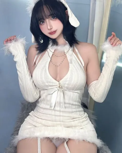 Gái xinh cosplay chăm chút váy áo và tóc giả