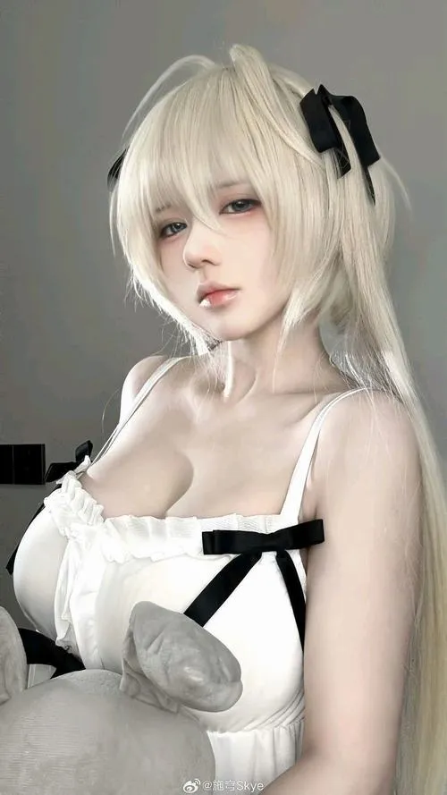 Trang phục cosplay kết hợp tóc giả và makeup hài hòa
