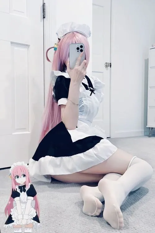 Bộ hình maid nóng bỏng với tạo dáng gợi cảm nhấn vòng eo mềm mại