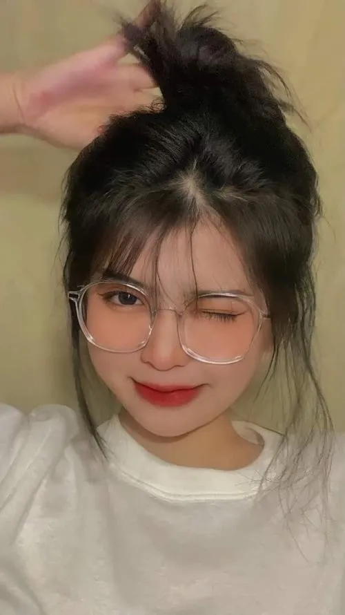 Nàng bad girl chứng minh kính càng đeo càng chất