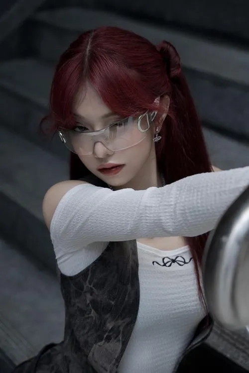 Cô gái đeo kính chất tạo cảm giác nhìn là dính