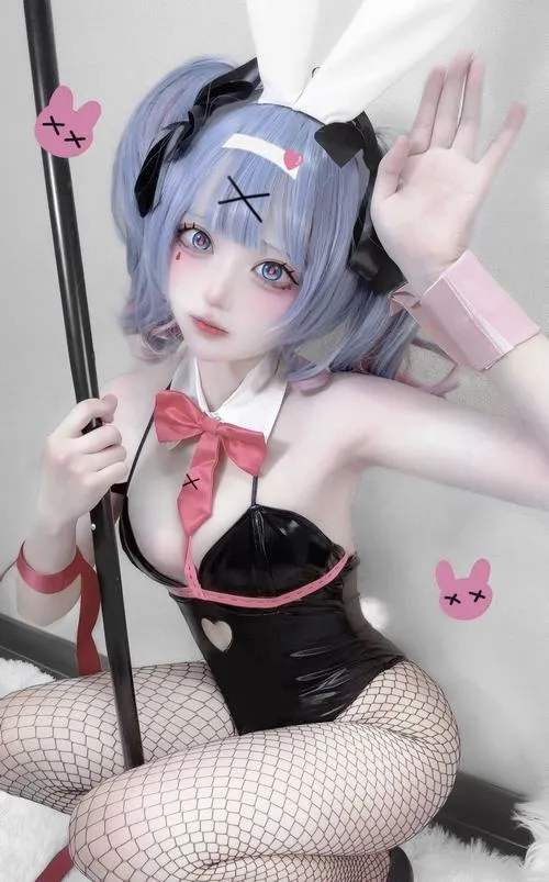 Gái đẹp thể hiện ánh nhìn gợi cảm trong cosplay hentai fantasy