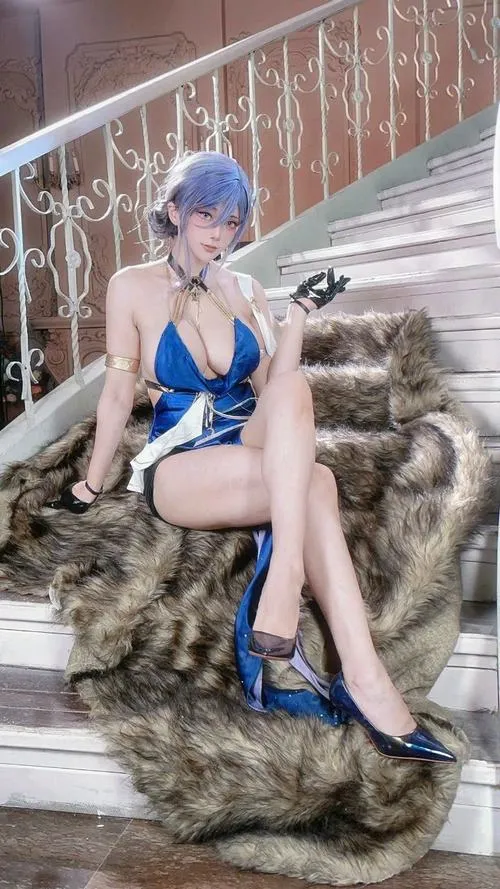 Gái xinh trong cosplay fantasy mang vibe truyện tranh
