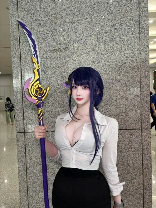 Gái xinh anime trong cosplay hentai mang thần thái cuốn hút