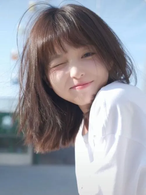 Ánh nhìn nhẹ nhàng làm gái xinh thêm thu hút