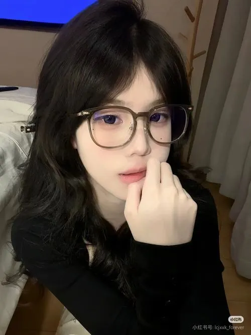 Gái xinh kết hợp kính mảnh làm bật nụ cười nhẹ