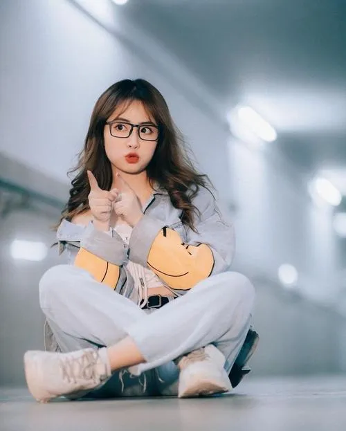 Gái xinh đeo kính cute và nét đẹp tri thức không cần quá cầu kỳ