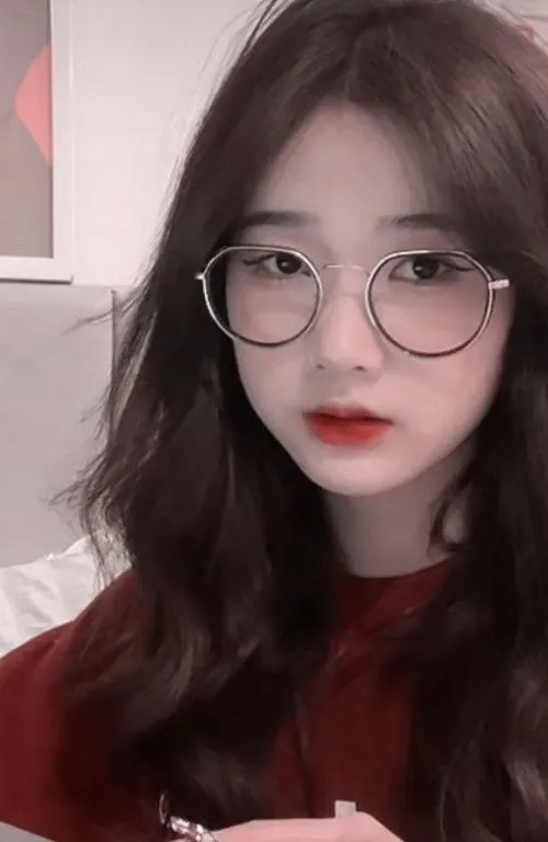 Ánh mắt trong kết hợp nụ cười nhẹ tạo tri thức