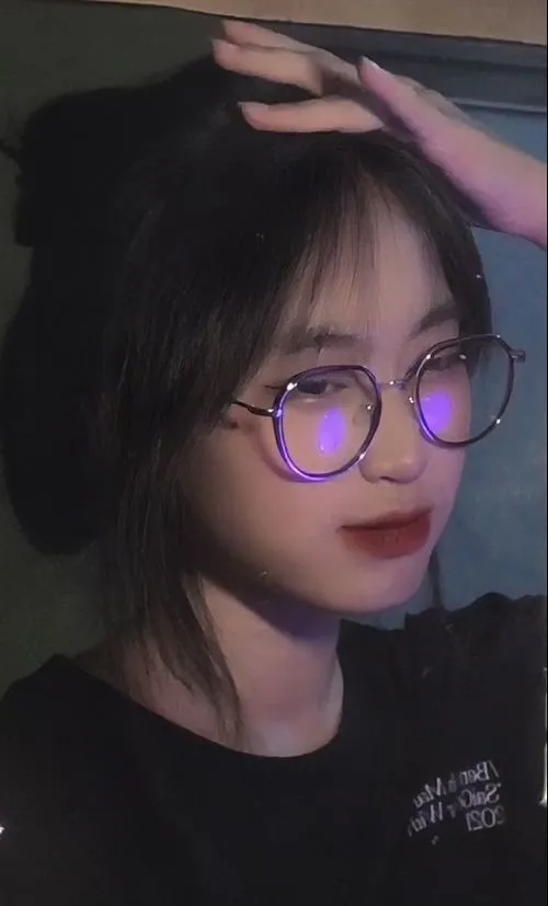 Gái xinh tóc dài tự nhiên đeo kính cute