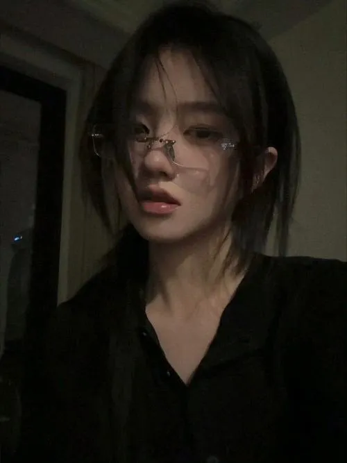 Phong cách gái xinh đeo kính cute mang hơi thở học đường rất dễ mến