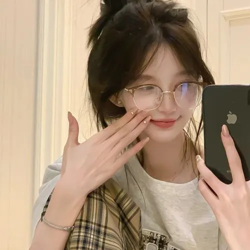 Vẻ dễ thương của gái xinh đeo kính cute qua những khoảnh khắc đời thường