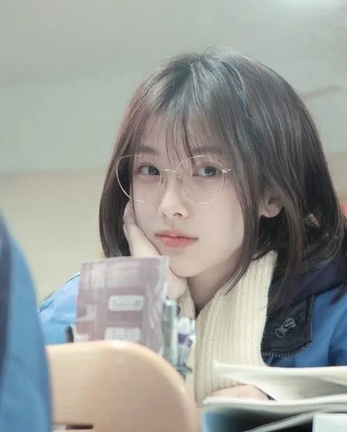 Gái xinh mang kính làm điểm nhấn gương mặt