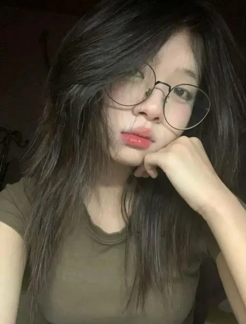 Gái xinh đeo kính cute với phong cách tối giản nhưng vẫn rất cuốn hút