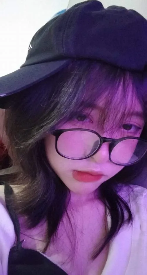 Gái xinh kính mảnh tôn phong cách tinh tế