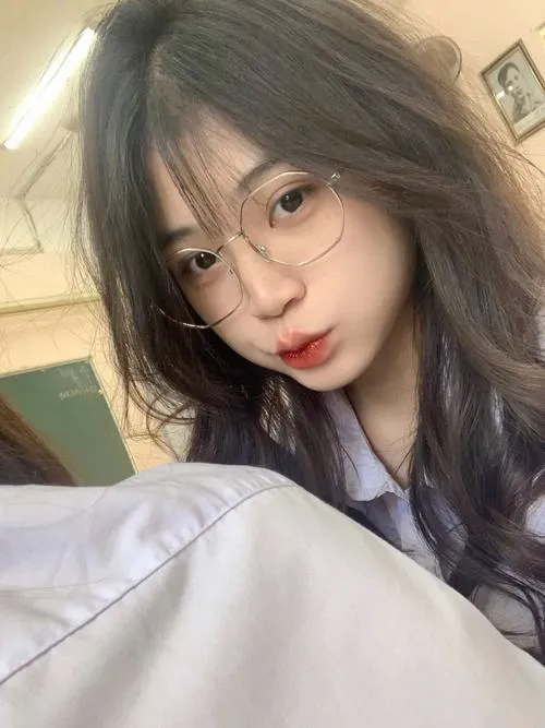 Gái xinh nụ cười nhẹ tạo giác dễ thương