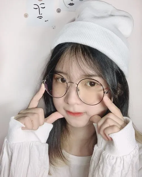 Trang phục tối giản làm nền ánh nhìn trong