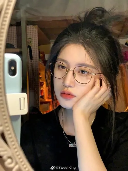 Kính gọng vuông tạo tri thức thanh thoát