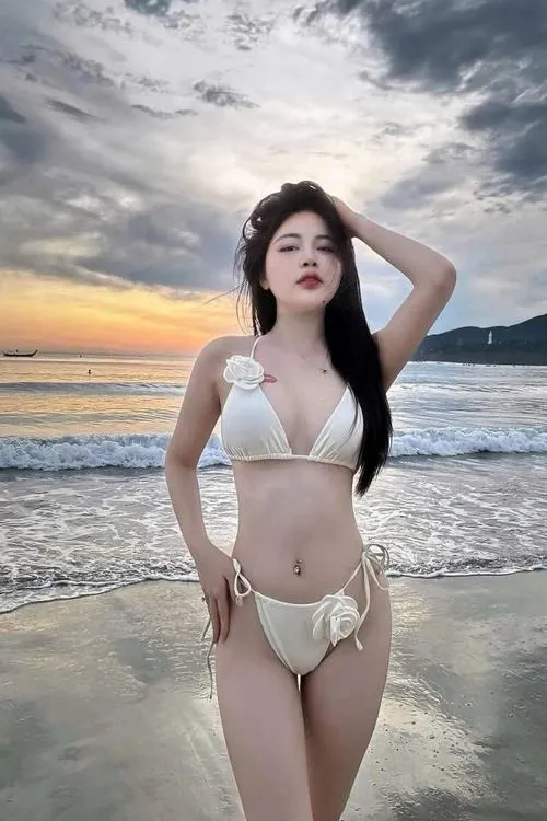 Vẻ cuốn hút khó cưỡng của gái xinh mặc bikini trắng dưới nắng
