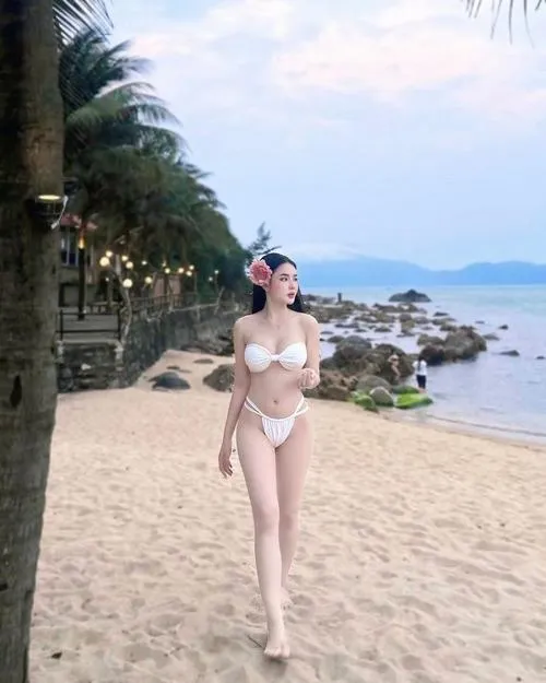 Vòng eo thon cùng bikini trắng bắt nắng biển