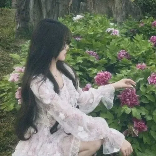 Quay lưng nhẹ nhàng làm nổi bóng dáng đầy tò mò