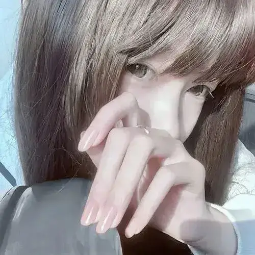 Gái xinh che mặt khép lại cảm xúc bằng im lặng