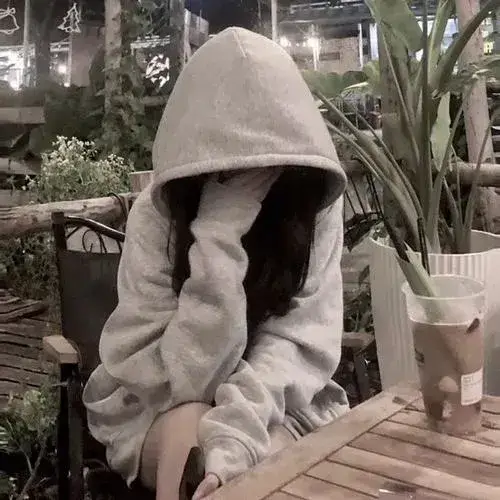 Một khoảng trống đủ sâu cho ảnh che mặt