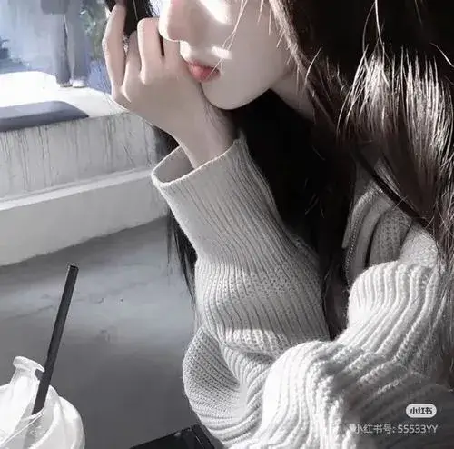 Bóng dáng che mặt tinh tế gợi cảm xúc lặng thầm sâu lắng