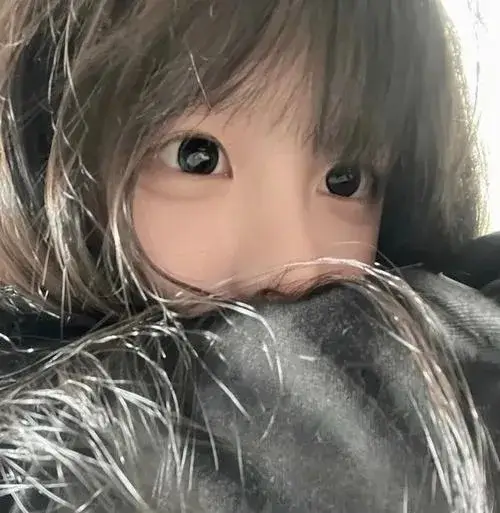 Trang phục dẫn dắt cảm xúc qua dáng đứng im lặng