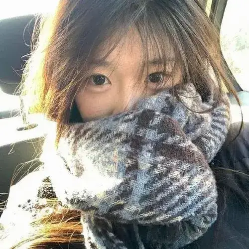 Khoảnh khắc che mặt khiến vẻ đẹp thêm tò mò