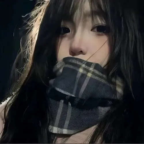 Bóng đổ ôm lấy dáng đứng yên tĩnh